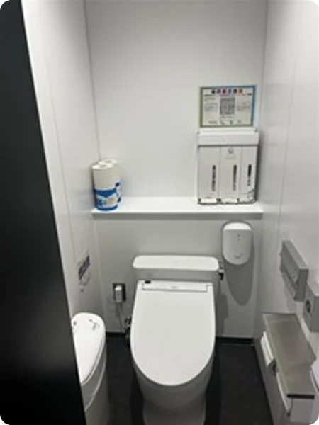 トイレ内に設置された生理用品ディスペンサー