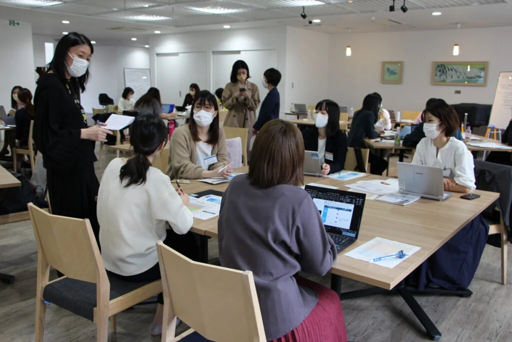 イノベーション女性活躍推進プログラムで学生と社会人女性が議論する様子