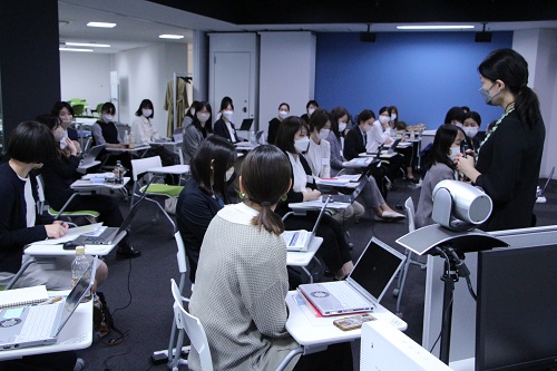 株式会社カレイディスト　塚原月子先生の講義で受講者が発表を行っている写真