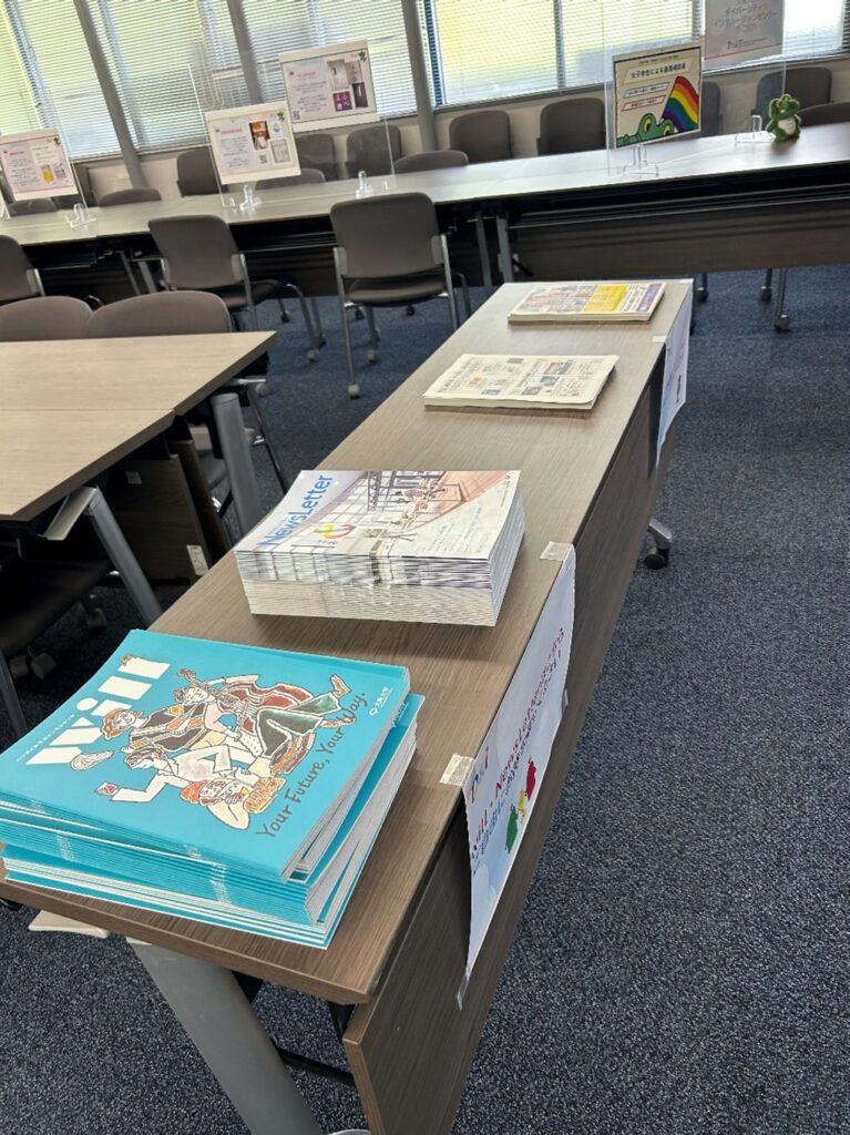 本学が発行している媒体、チラシを並べている様子